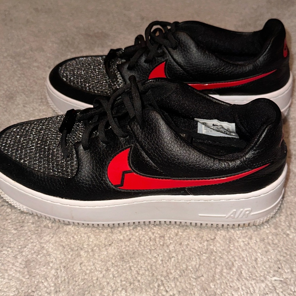 WOMENS NIKE LIMITED ADDITION HEARTBREAK AIR FORCES